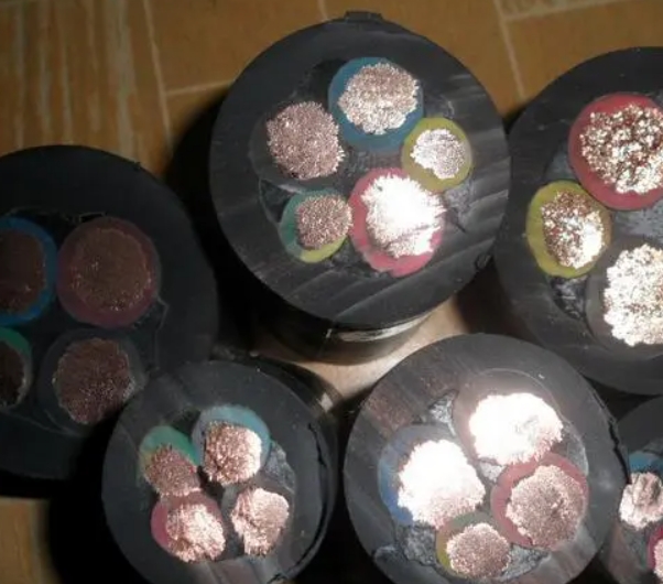 萬(wàn)瑞通橡套電纜廠(chǎng)家將為大家介紹常見(jiàn)的橡套電纜分類(lèi).jpg